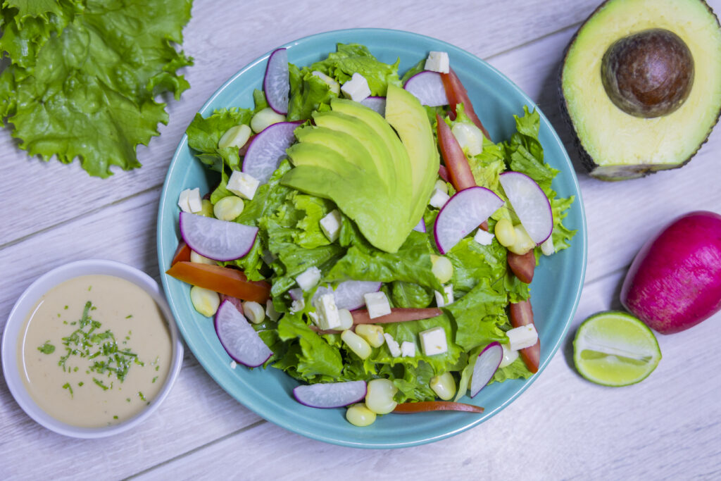 Plato saludable de Diet Service con ensalada y proteína