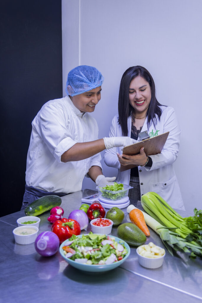 Nutricionista y chef de Diet Service en la cocina